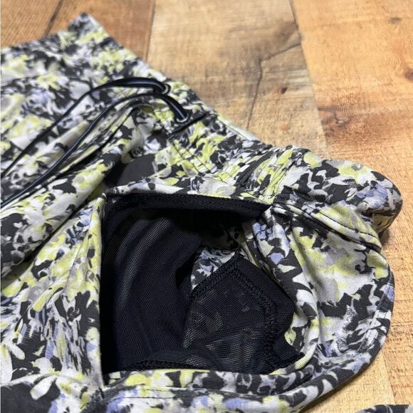 LULULEMON Jet Crop *Luxtreme (Slim) in Crosscourt Petal Black Clarity Yellow, 8 - Picture 10 of 16